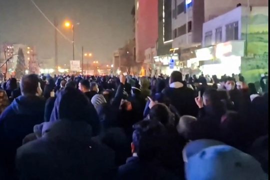 Protestierende Menschen in Teheran