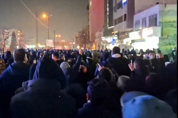 Protestierende Menschen in Teheran