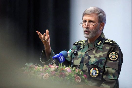 Der iranische General Amir Hatami in Militäruniform am Rednerpult