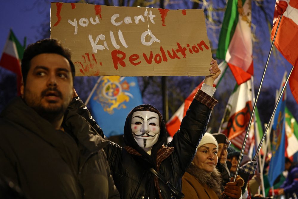 Unterstützer der Proteste mit Plakaten mit der Aufschrift "You can't kill a revolution"