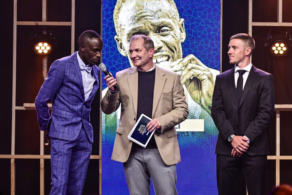 Isaac Kimeli mit Sportjournalist Karl Vannieuwkerke und Remco Evenepoel auf der Bühne bei der Sportgala zur Wahl des Wahl des "Sportlers des Jahres"