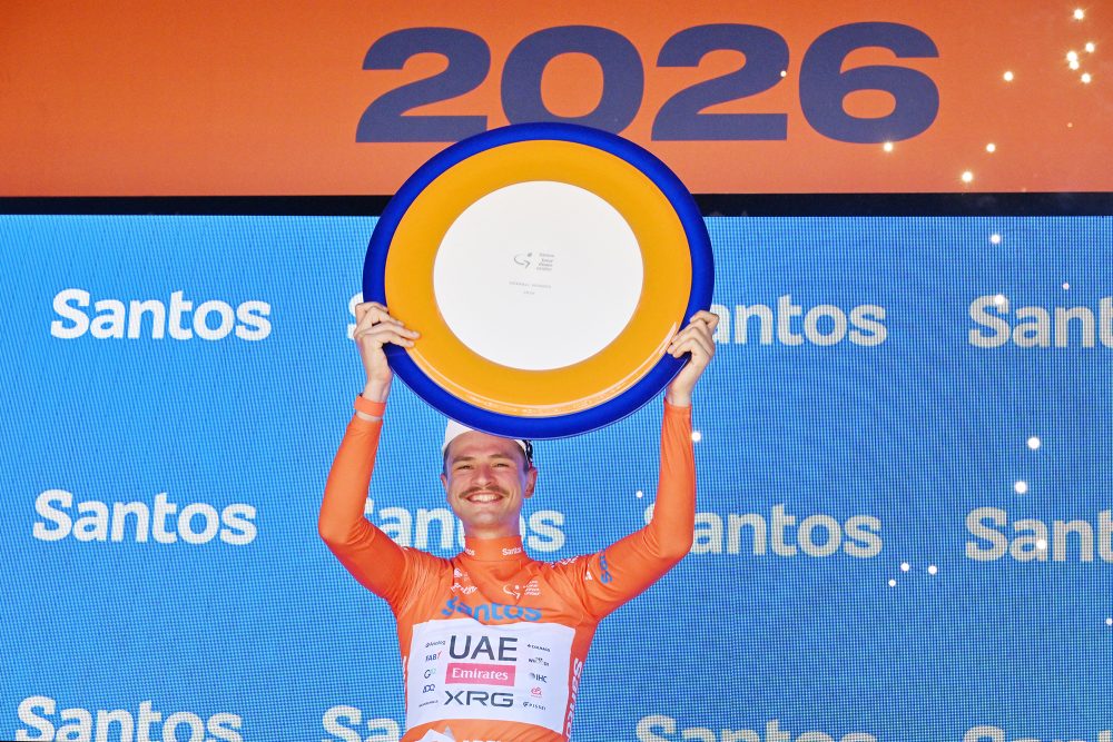 Jay Vine hält bei der Siegerehrung die Siegertrophäe in die Höhe