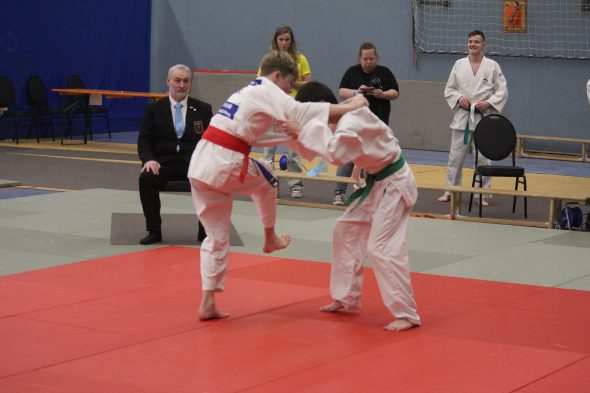 Zwei jugendliche Judokämpfer stehen sich auf der Matte gegenüber