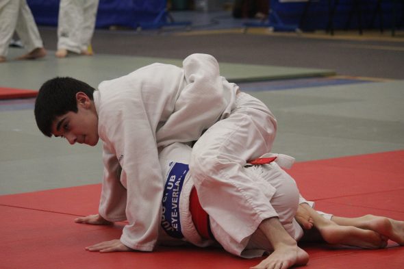 Zwei jugendliche Judokämpfer stehen sich auf der Matte gegenüber