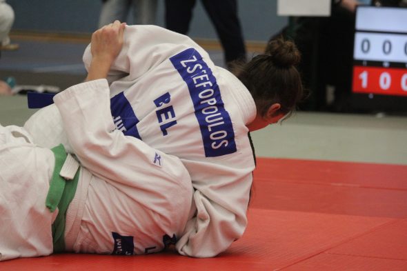 Zwei jugendliche Judokämpferinnen stehen sich auf der Matte gegenüber