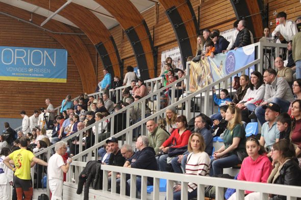 Zuschauer sitzen auf der Tribüne