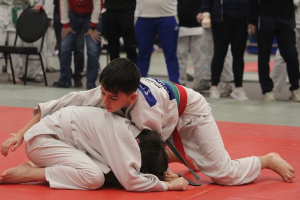 Zwei jugendliche Judokämpfer stehen sich auf der Matte gegenüber