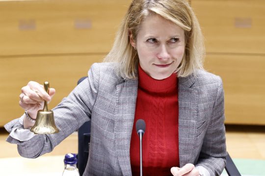 Kaja Kallas, läutet die Glocke zum Beginn der Sitzung des EU-Außenministerrats