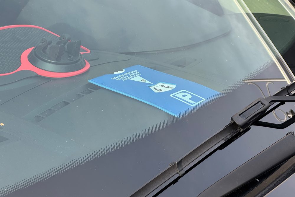Parkscheibe in Auto