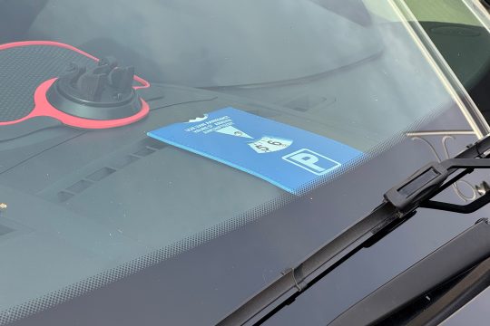 Parkscheibe in Auto