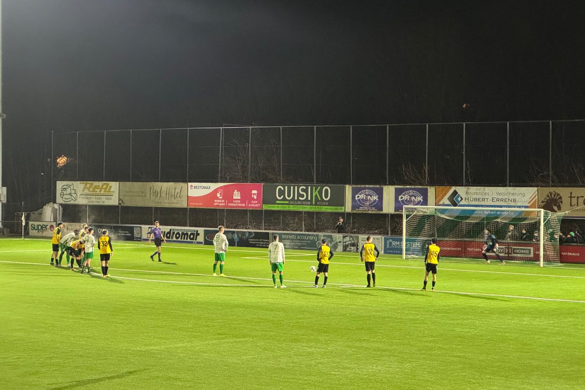 Spieler von Kelmis und Raeren in Aktion auf dem Platz