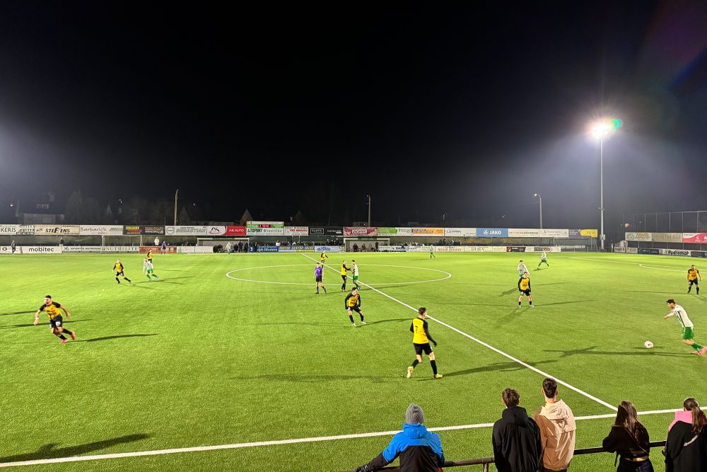 Spieler von Kelmis und Raeren in Aktion auf dem Platz