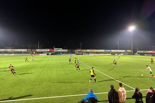 Spieler von Kelmis und Raeren in Aktion auf dem Platz