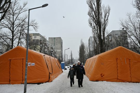 Nothilfezelte für Einwohner von Kiew, die von Strom- und Heizungsausfällen betroffen sind