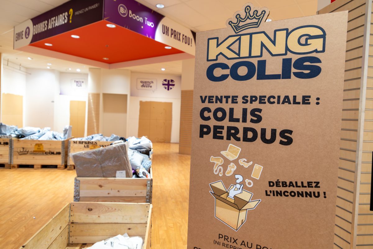 Auf einem Schild im Geschäft wird auf den Verkauf der verloren gegangenen Pakete hingewiesen