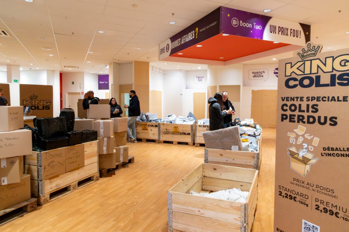 Im Geschäft stehen große Boxen mit den Mystery-Paketen