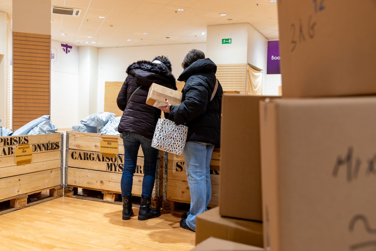 Kunden im Geschäft schauen sich die Mystery-Pakete an