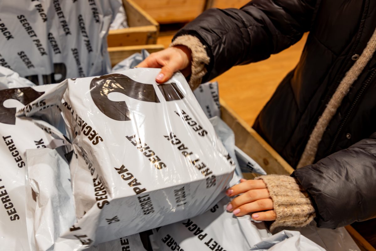 Eine Kundin im Geschäft schaut sich die Mystery-Pakete an