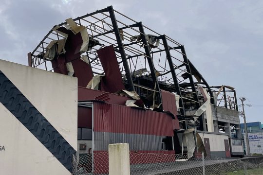 Beschädigtes Fabrikgebäude in Marinha Grande