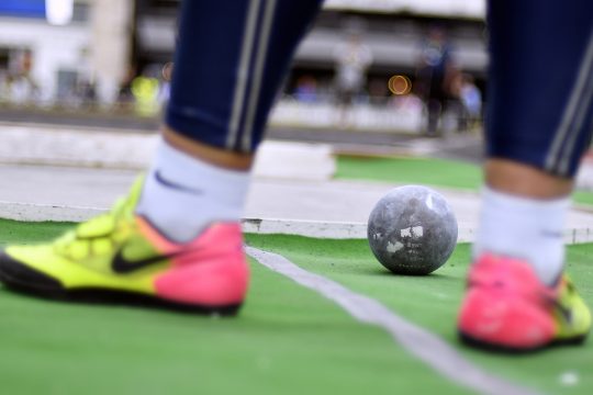 Füße und Kugel eines Kugelstoßers beim Memorial Vandamme