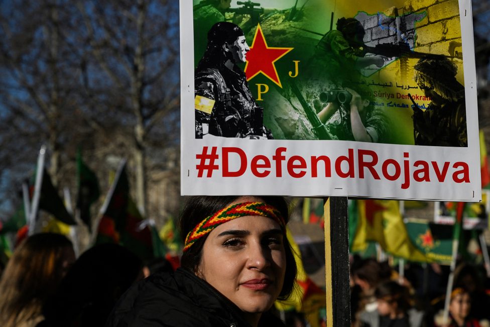 Plakat "Defend Rojava" bei einer Demonstration in Paris zur Unterstützung der Kurden in Syrien