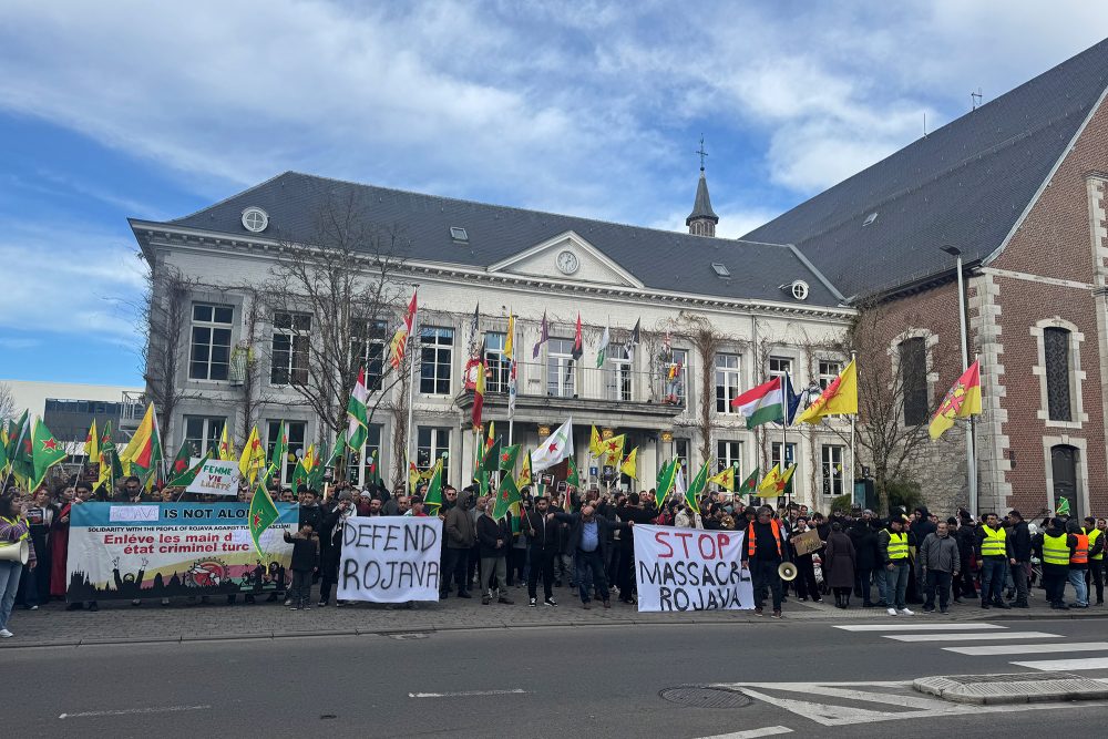 Menschen bei der Demonstration des "Kurdische Kulturhauses" in Eupen vor dem Rathaus