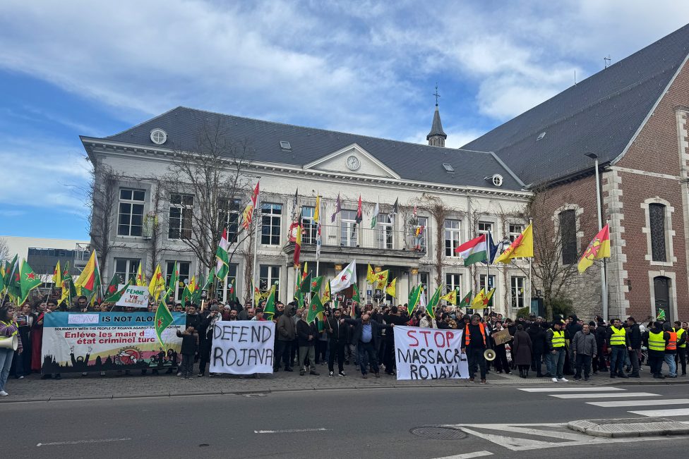 Menschen bei der Demonstration des "Kurdische Kulturhauses" in Eupen vor dem Rathaus