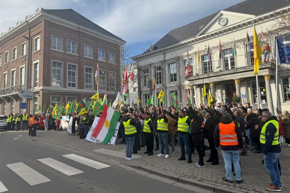Menschen bei der Demonstration des "Kurdische Kulturhauses" in Eupen vor dem Rathaus