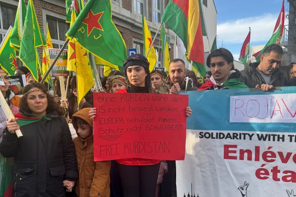 Studentin Soulin mit einem Plakat, das 'Free Kurdistan' fordert