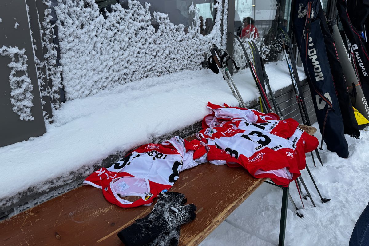 Handschuhe und Wettkampf-Leibchen liegen auf einer Sitzbank
