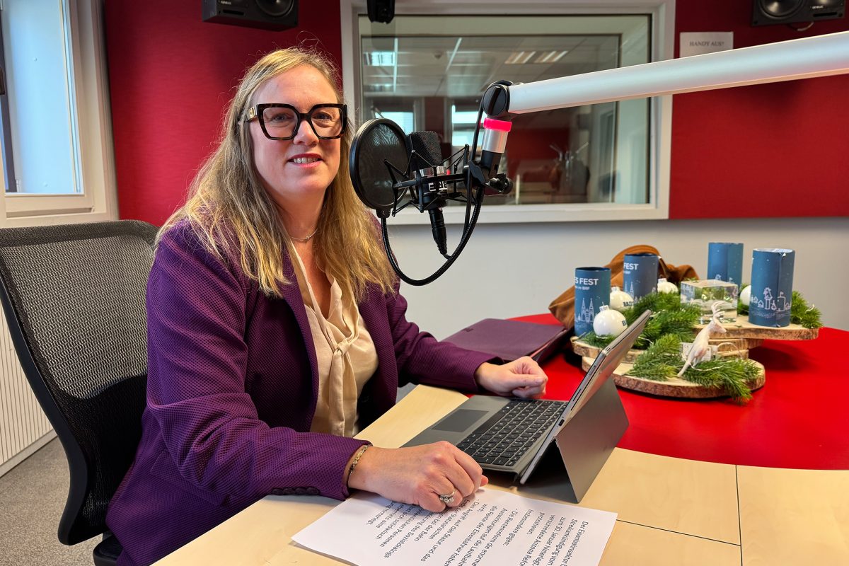 Laurie Van Isacker sitzt im BRF-Studio