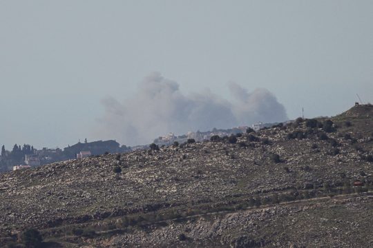 Rauch über der Stadt Ansar nach einem israelischen Luftangriff am Freitag