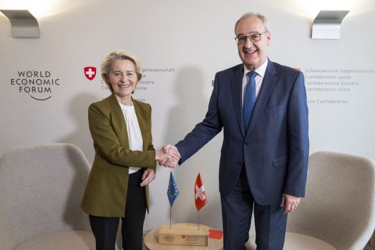 EU-Kommissionspräsidentin Ursula von der Leyen wird in Davos vom Schweizer Bundespräsidenten Guy Parmelin begrüßt