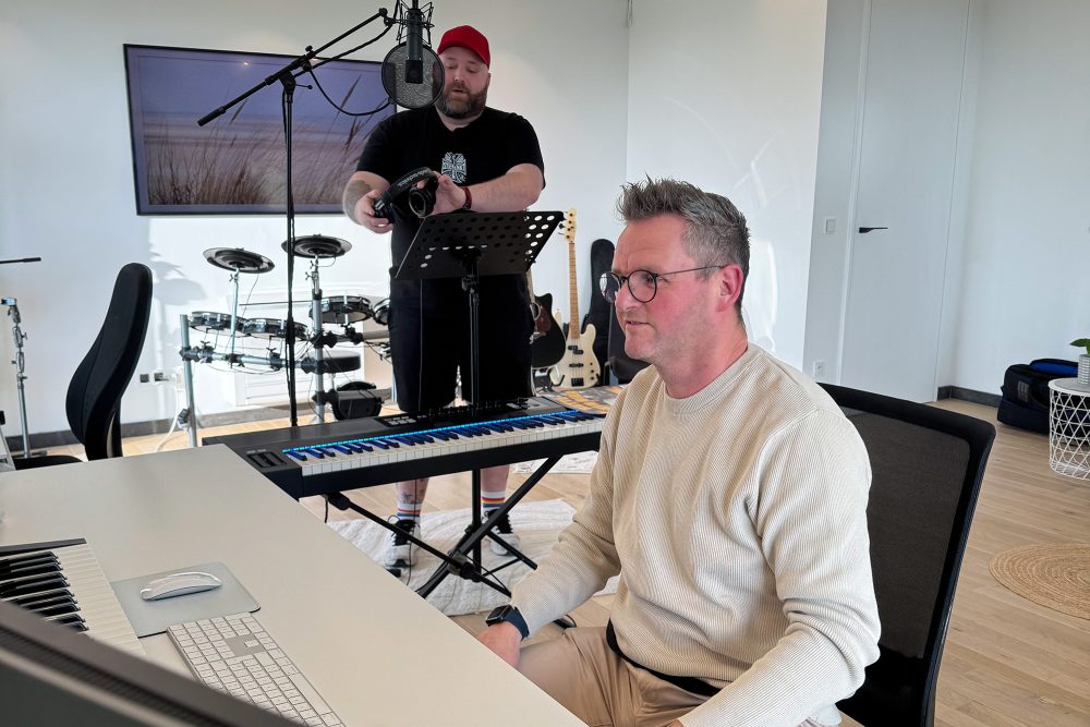 Mike Nüchtern und Mirko Braem im Studio in Moresnet