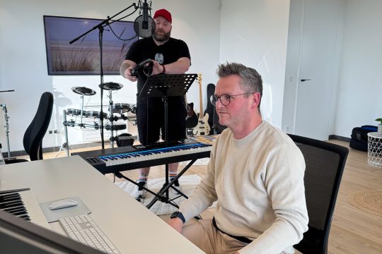 Mike Nüchtern und Mirko Braem im Studio in Moresnet