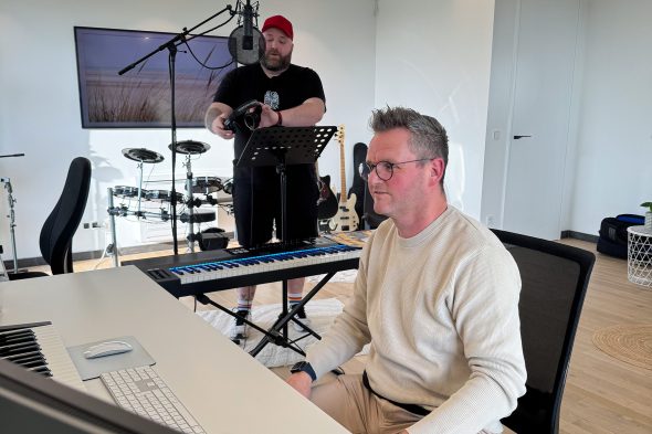 Mike Nüchtern und Mirko Braem im Studio in Moresnet