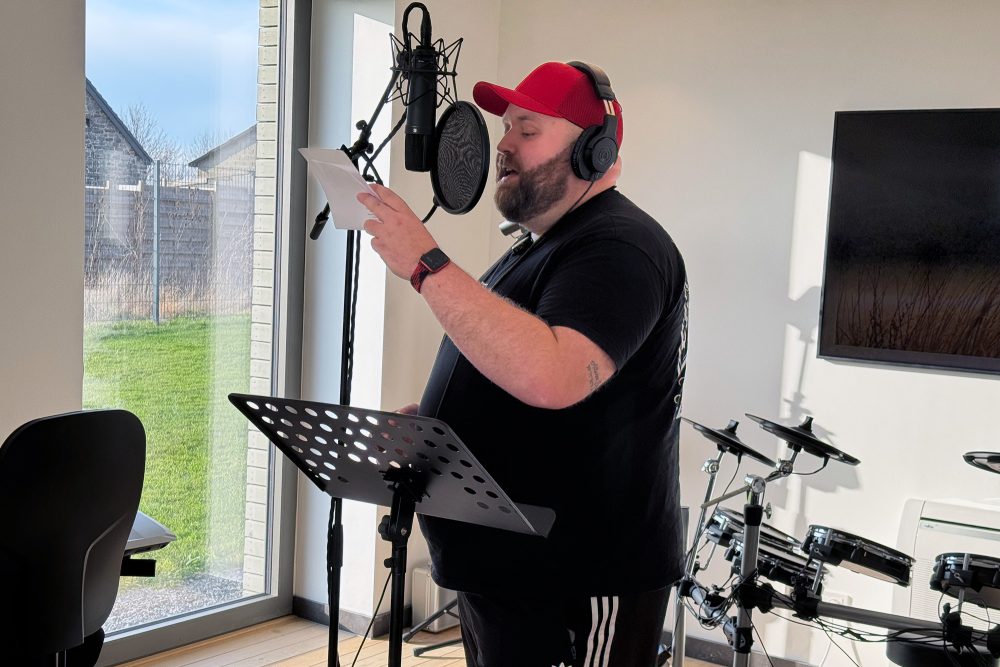 Mike Nüchtern singt Hymne für Eupener Bier ein