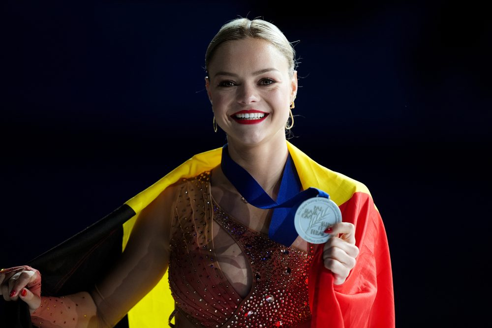 Loena Hendrickx mit ihrer Silbermedaille