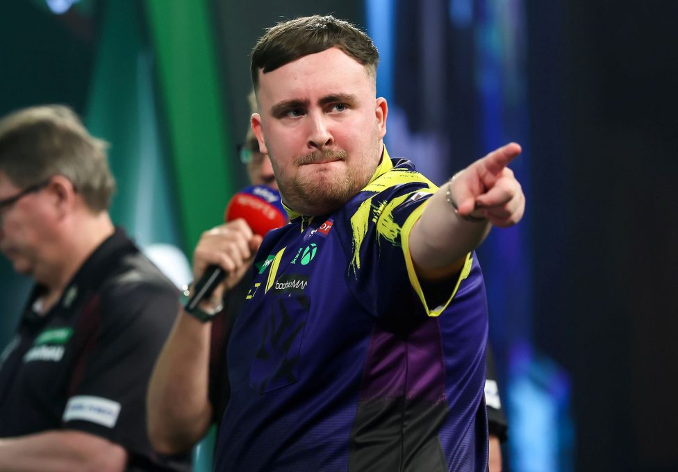 Verteidigte souverän seinen Titel: bei der Darts-WM: Luke Littler (Foto: PDC)