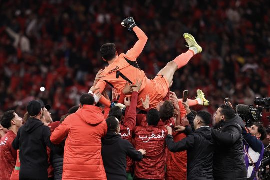 Marokkos Nationaltorwart Yassine Bounou wird nach dem Sieg auf Händen getragen