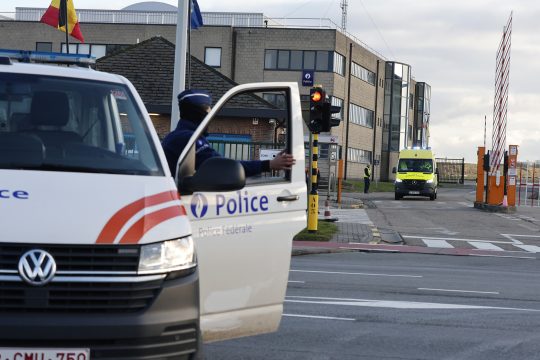 Polizeifahrzeug vor dem Militärflughafen Melsbroek