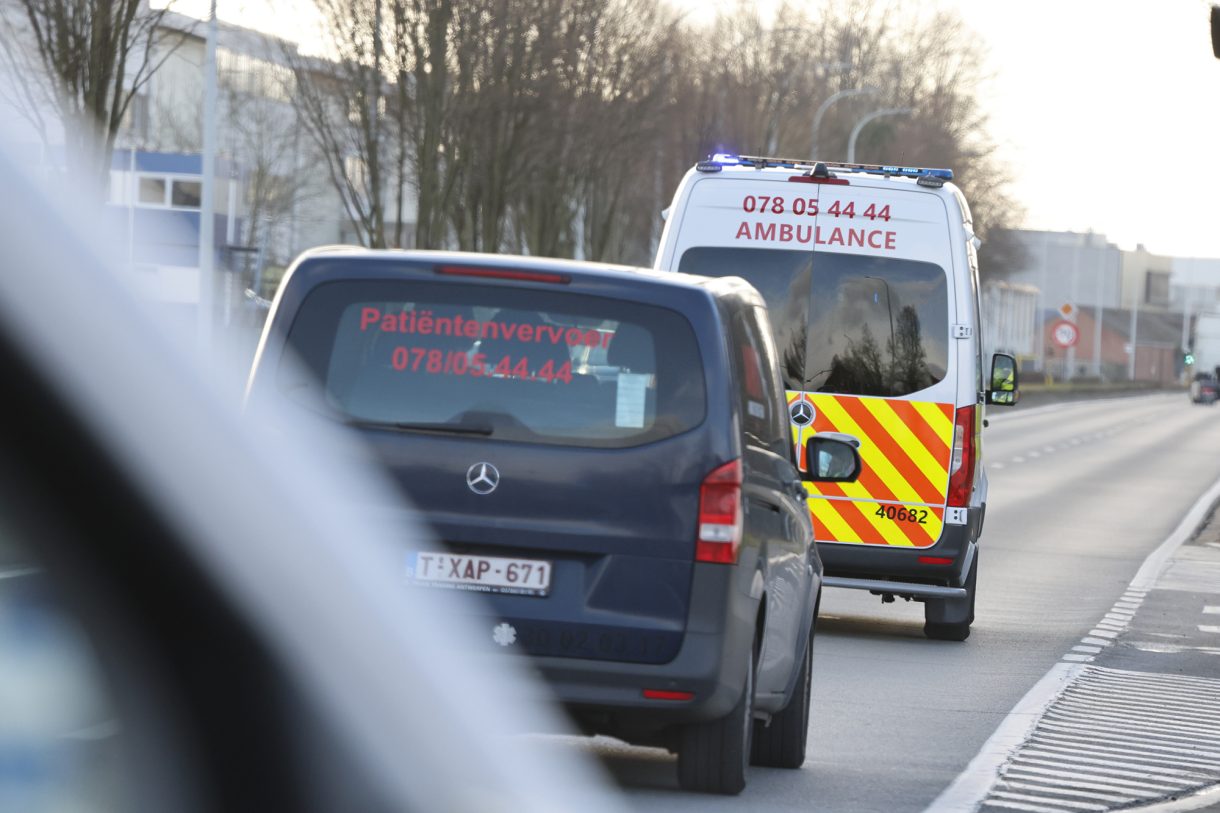 Rettungsfahrzeug vor dem Militärflughafen Melsbroek