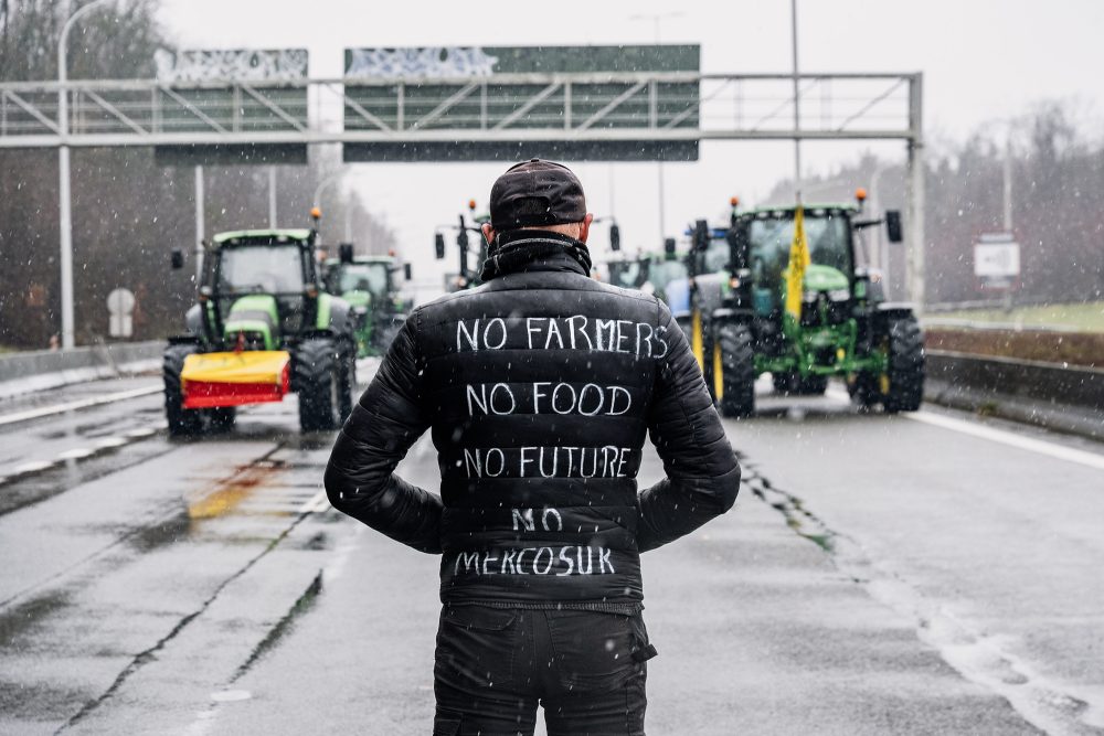 Ein Landwirt trägt eine Weste mit der Aufschrift "No farmers, no food, no future, no Mercosur" (keine Landwirte, keine Nahrung, keine Zukunft, kein Mercosur)