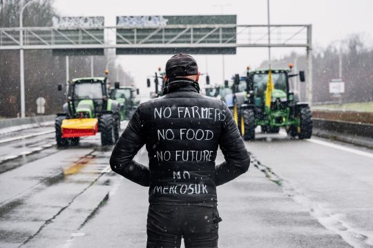 Ein Landwirt trägt eine Weste mit der Aufschrift "No farmers, no food, no future, no Mercosur" (keine Landwirte, keine Nahrung, keine Zukunft, kein Mercosur)