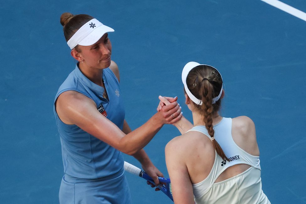 Elise Mertens und Elena Rybakina geben sich nach dem Match die Hand