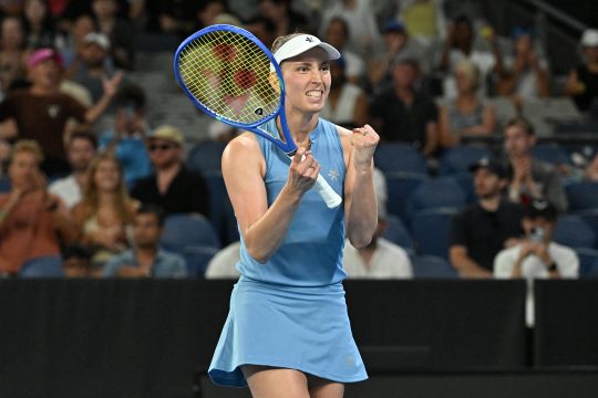 Elise Mertens jubelt nach dem Sieg über Nikola Bartunkova