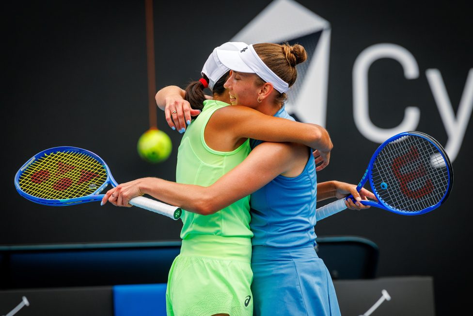 Elise Mertens und Shuai Peng fallen sich in die Arme