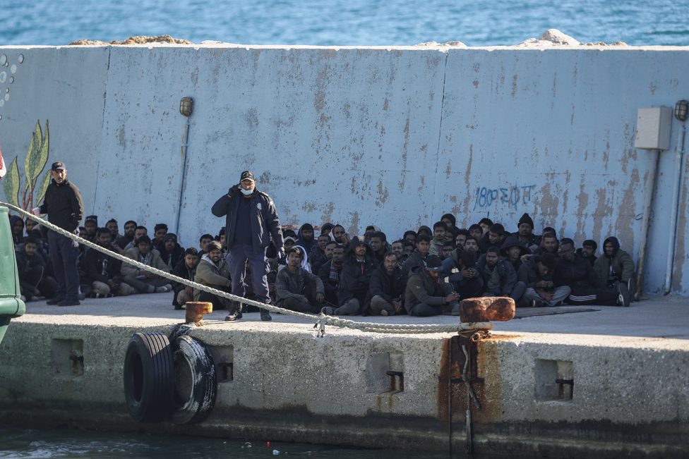 Gerettete Migranten auf einem Pier im Hafen von Agia Galini auf Kreta