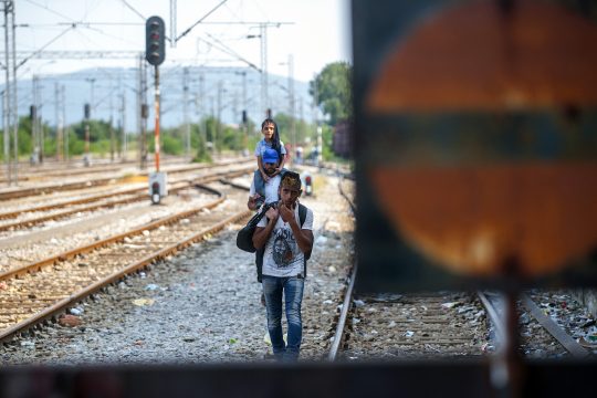 Migranten auf den Zuggleisen im Grenzgebiet zwischen Mazedonien und Griechenland