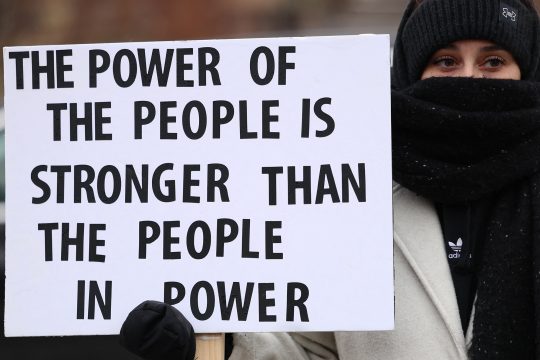 Plakat: Die Macht des Volks ist größer als die Macht der Regierenden